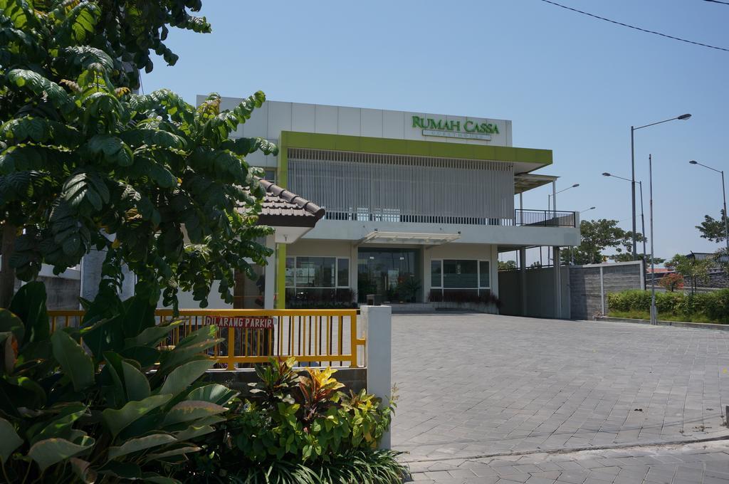 Rumah Cassa Guest House Surabaya Exterior photo