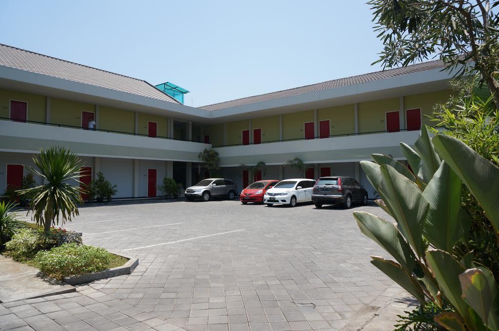 Rumah Cassa Guest House Surabaya Exterior photo