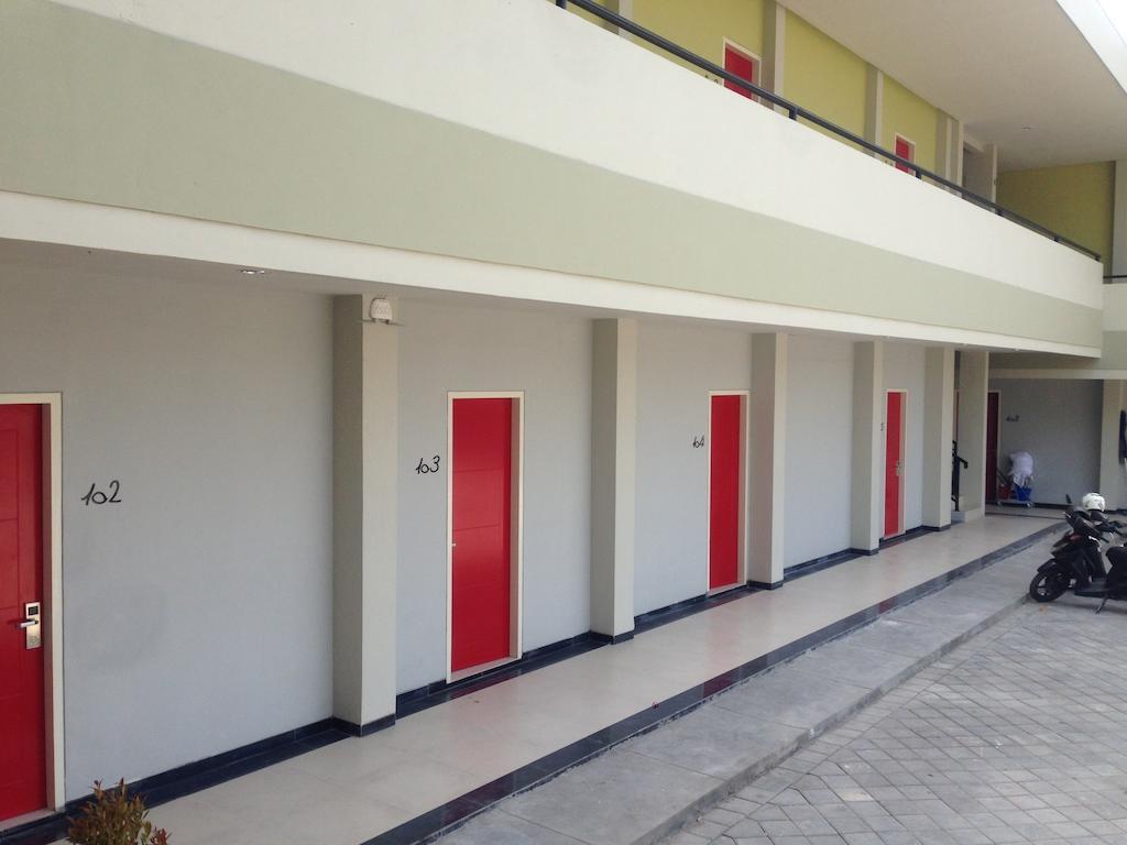 Rumah Cassa Guest House Surabaya Exterior photo