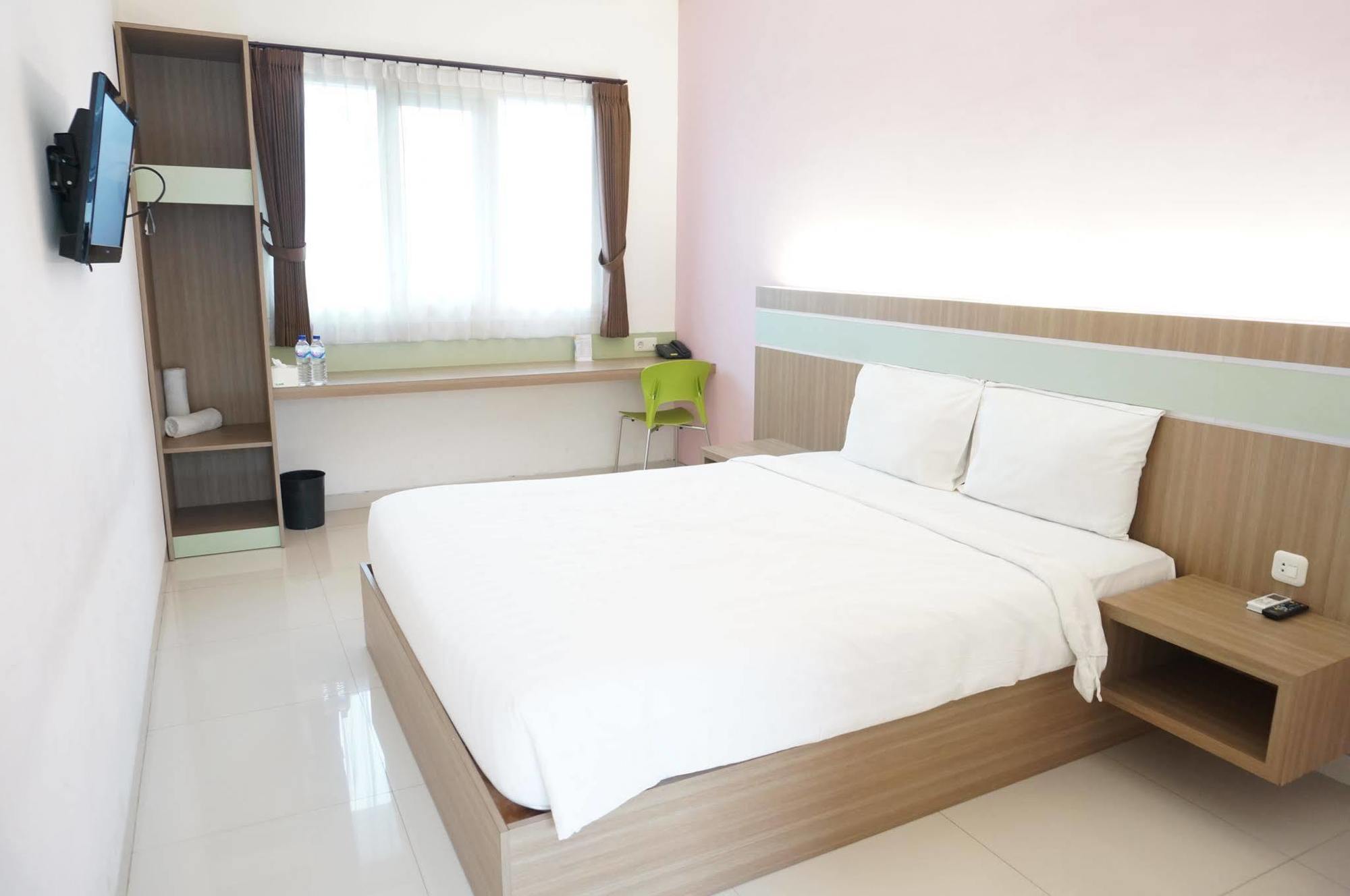 Rumah Cassa Guest House Surabaya Exterior photo