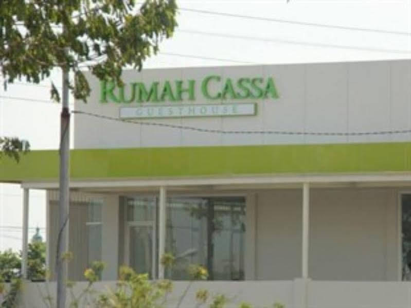 Rumah Cassa Guest House Surabaya Exterior photo